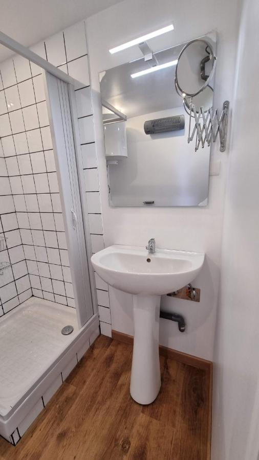 Studio En Rez-De-Chaussee - Le Petit Chateau Avesnois - Tv - Wifi - Logement Entier Avesnes-sur-Helpe Exterior photo